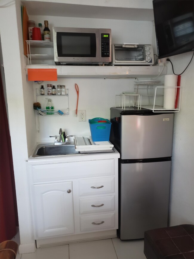 Foto del edificio - 827 NE 21st Dr
