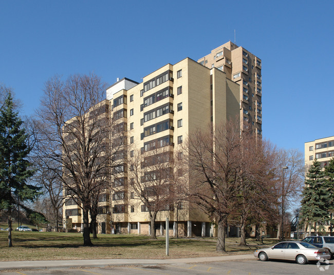 Foto del edificio - Cedar High Apartments