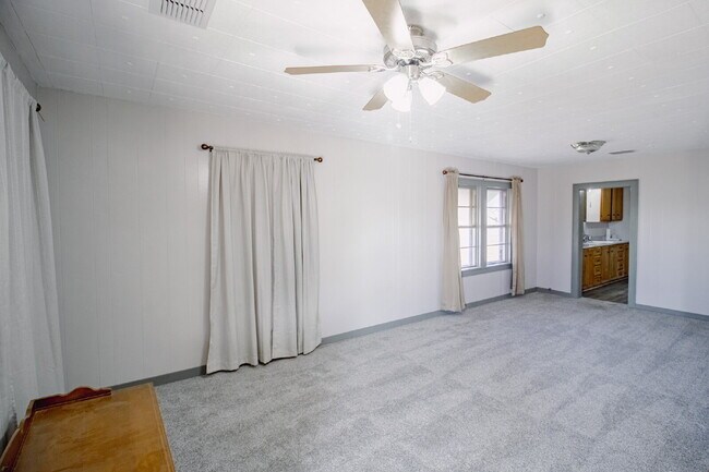 Building Photo - "Charming 2-Bedroom Retreat with Spacious 1411 sq. ft. Layout on Baylor Street, Lubbock!"