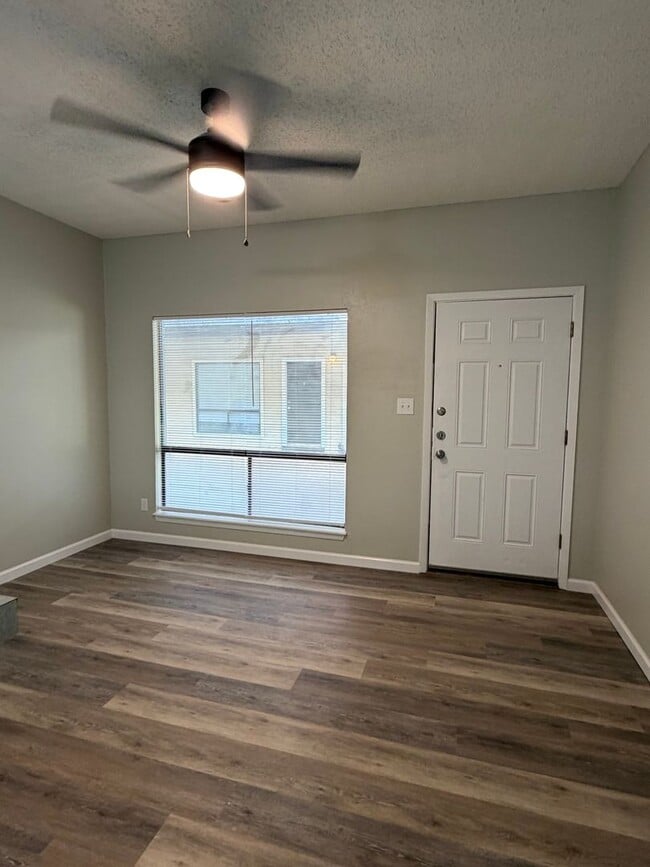 Building Photo - 1 bedroom - Gazebo- Near SFA, NO PETS!