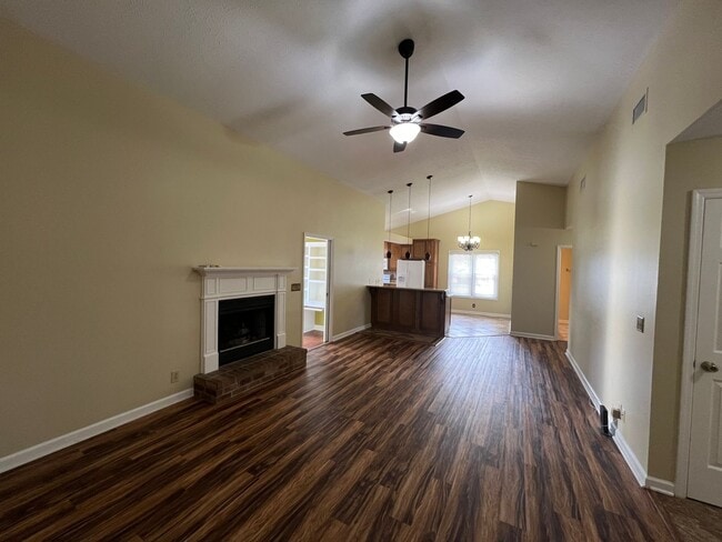Building Photo - 3BR 2BA 2 Car Garage + Large Fenced in Bac...