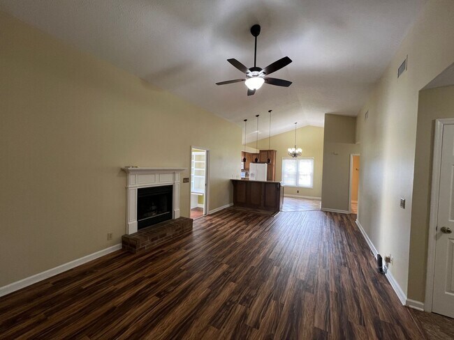 Foto del edificio - 3BR 2BA 2 Car Garage + Large Fenced in Bac...