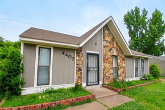 Building Photo - 4407 Howardcrest Dr