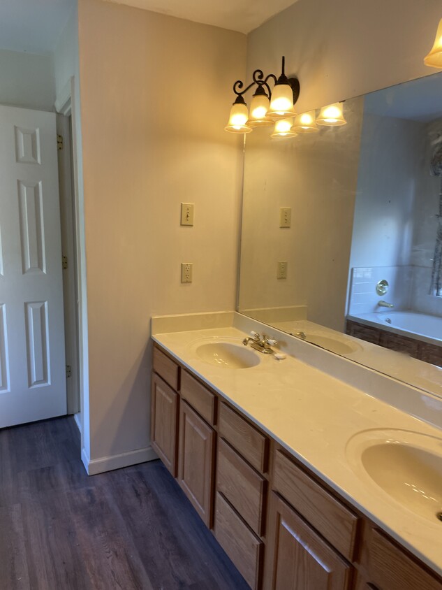 master bathroom - 208 Cambridge Plz