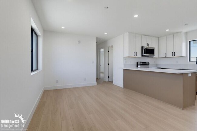 Foto del edificio - Newly Built 2Bdm 2Ba Upper-Level Apartment with Modern Finishes & Bright Open Living!