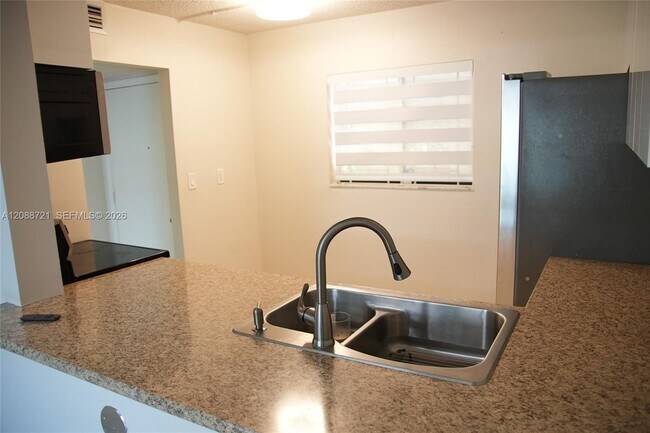 Foto del edificio - 8635 NW 8th St