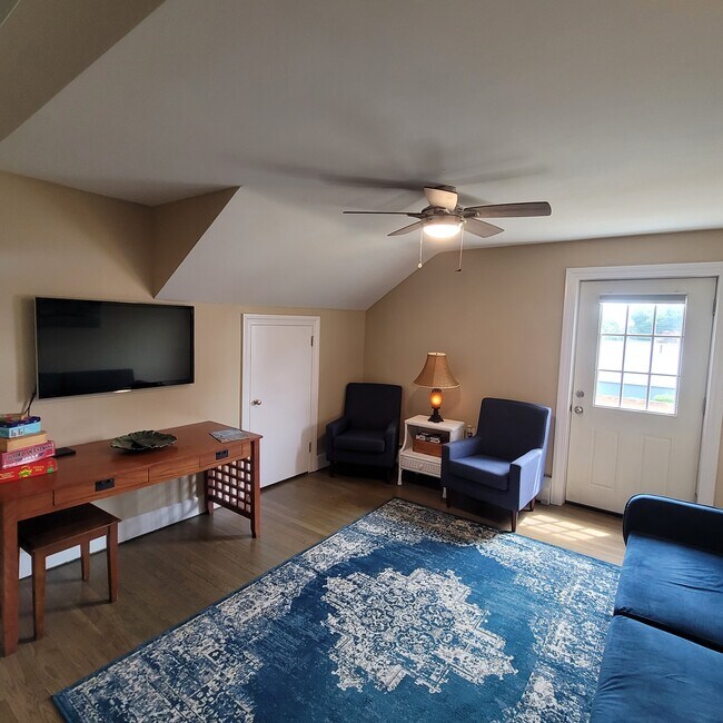 Amplia sala de estar - 1235 Gardners Neck Rd