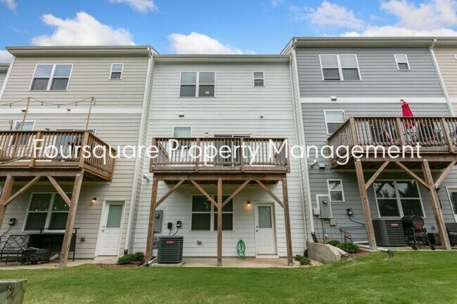 Building Photo - Townhome | Bonus Room | Front and Back Bal...