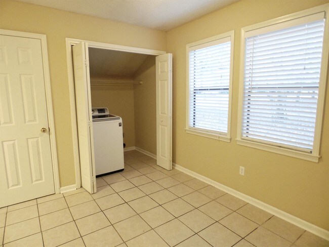 Foto del edificio - 6089 Shade Tree Dr