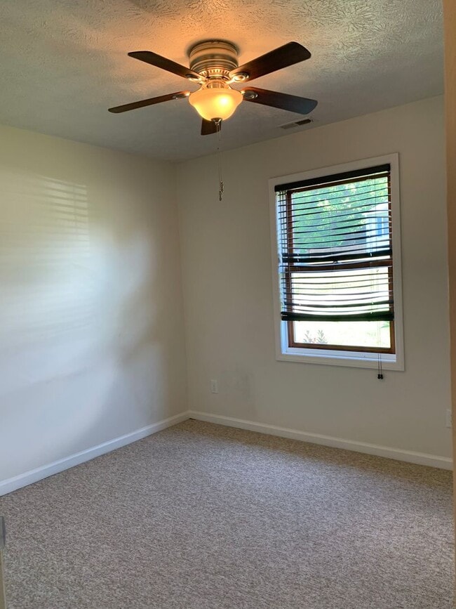 Building Photo - 3250 Springview Dr