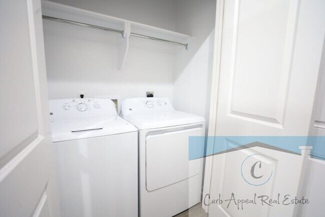 Foto del edificio - Luxury 2 bed 1 bath apartment - brand new construction!! Washer, dryer and utilities included!!