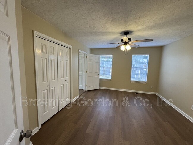 Foto del edificio - 1111 Cedarhill Ct