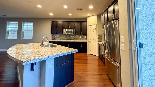 Foto del edificio - 4-bed, 2.5 bath, 2,498 sq ft home in Mount...