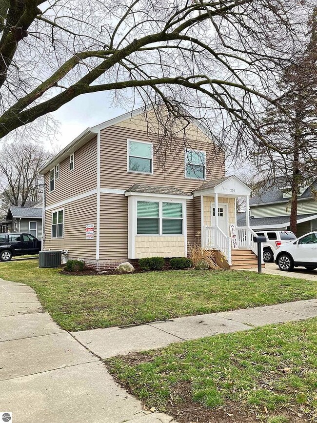 Building Photo - Spacious perfect location house steps from...