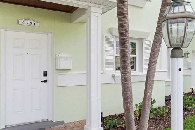 Foto del edificio - 4751 Coquina Key Dr SE