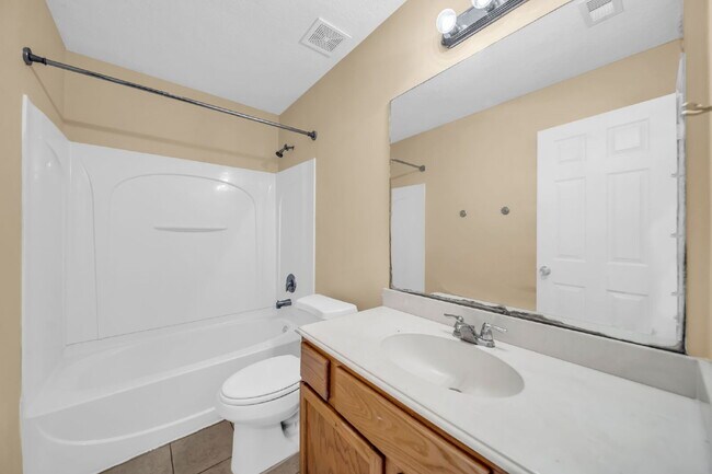 Foto del edificio - Charming single story 3-bedroom, 2-bath home nestled in a quiet, well-established neighborhood in...