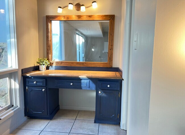 Tocador empotrado en el dormitorio principal. - 3645 Belmont Rd