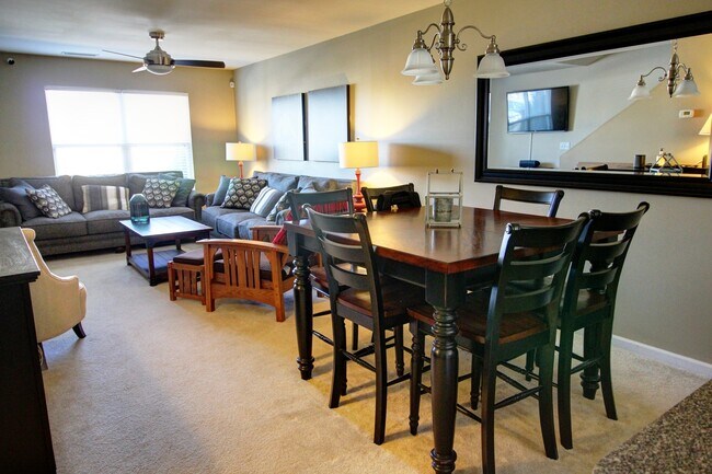 Foto del edificio - Beautiful 3 Floor Townhouse in Durham's Stratford Lakes Neighborhood!