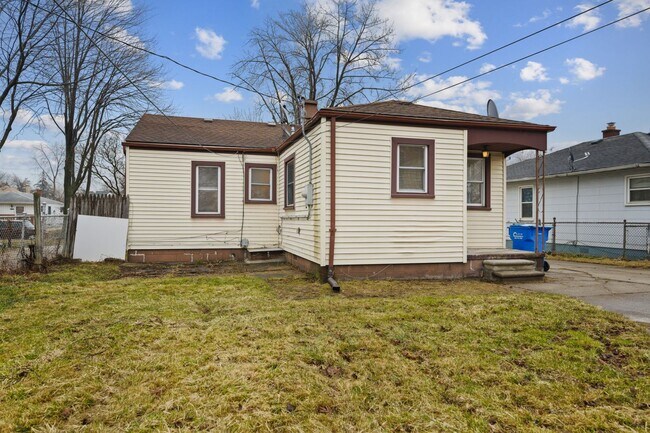 Building Photo - Charming Home in Warren