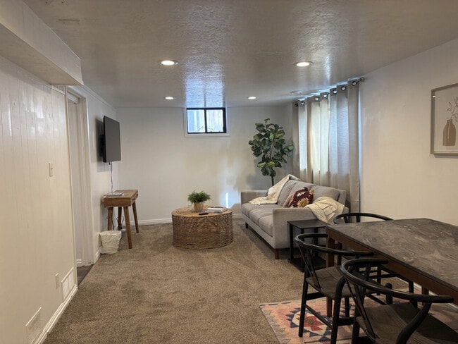 Building Photo - 1041 E Platinum Way