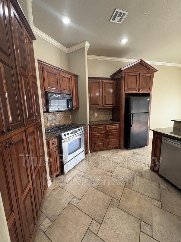 Building Photo - 817 Cypress Dr