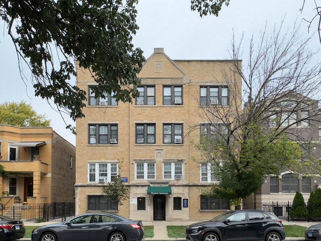 Building Photo - 821 W Waveland Ave