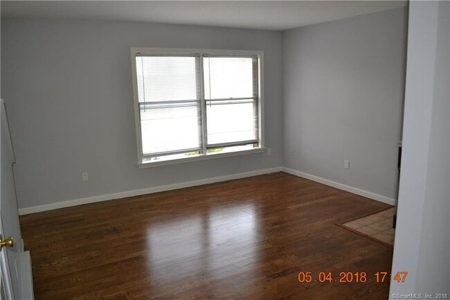 Living room - 406 Lake Vista Dr