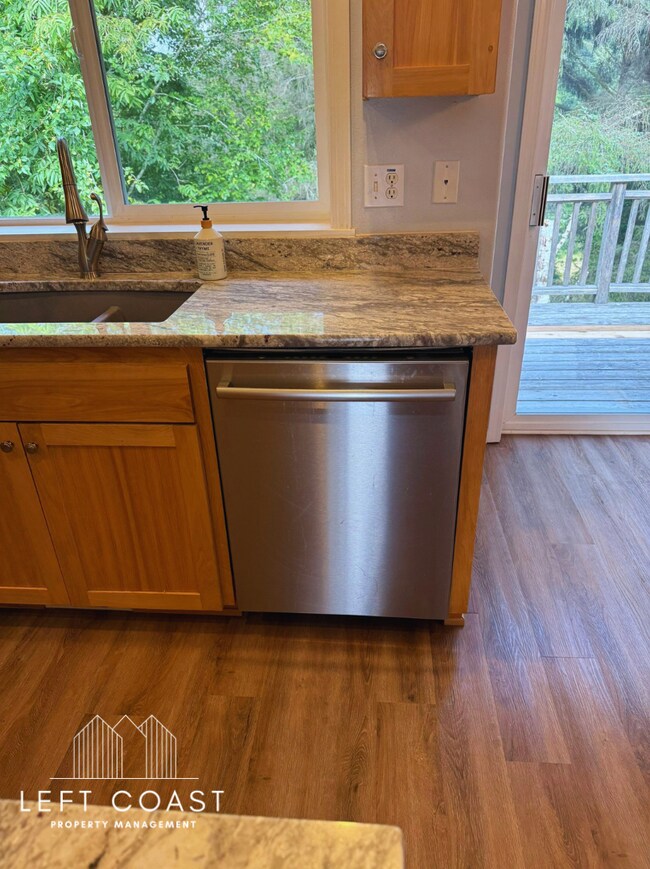 Building Photo - 6106 NE Oar Dr