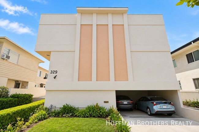 Foto del edificio - 329 S Doheny Dr