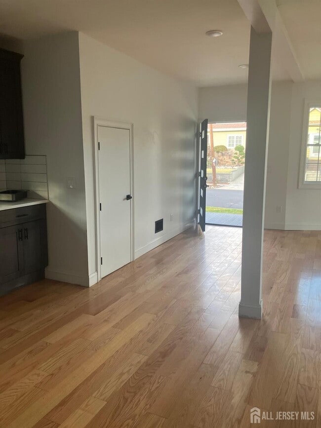 Building Photo - 401 Ainsworth St