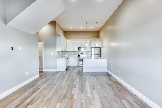 Building Photo - 79 Roslyn Rd