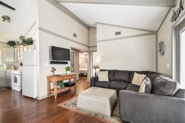 Building Photo - 2591 Lakeshore Dr