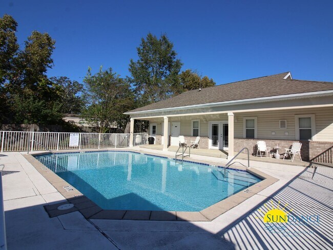 Building Photo - Great 2 Bedroom Townhouse in Niceville!