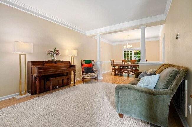 Building Photo - Beautiful 5 bedroom home with fenced in ya...