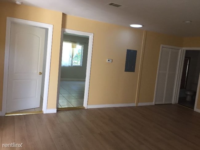Building Photo - 2 br, 2 bath House - 10834 ENCINO AVE.