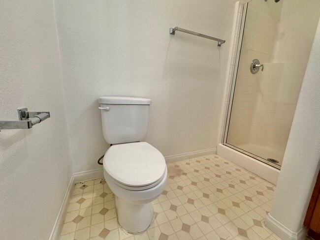 Building Photo - BEAUTIFUL 4 BEDROOM HOME IN GUARD GATED CO...