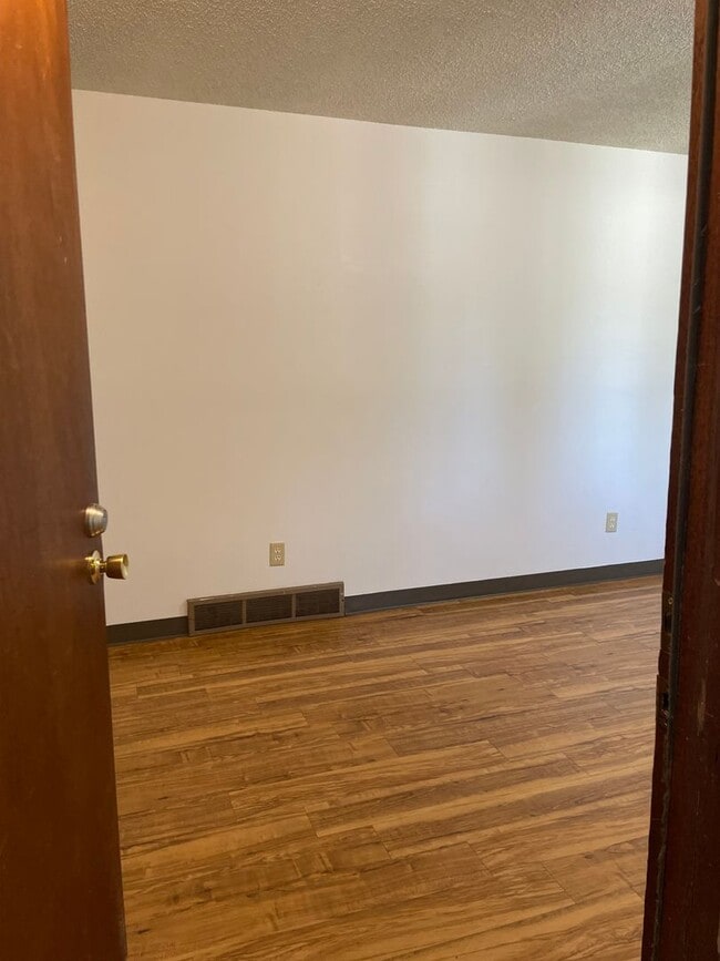 Building Photo - STUDENTS WELCOME! Large 3 bed 1 Bath Main ...