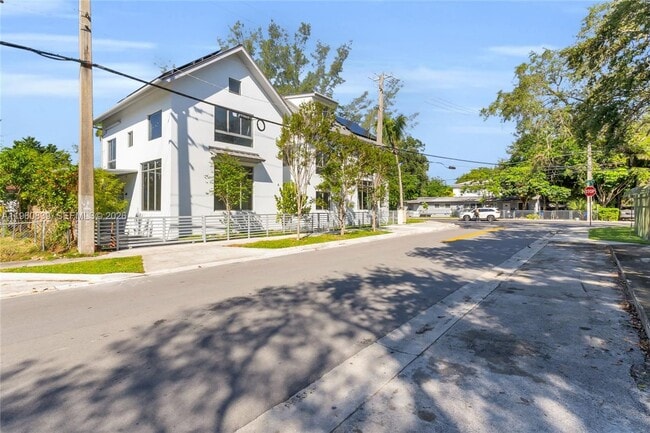 Building Photo - 3204 Plaza St