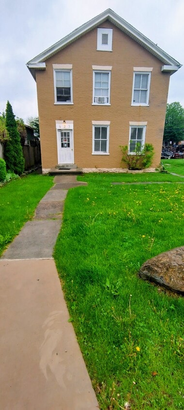 Primary Photo - 423 Bedford St
