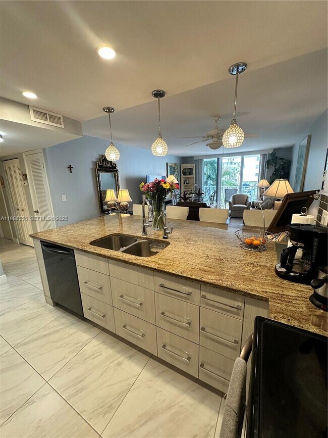 Foto del edificio - 3540 S Ocean Blvd
