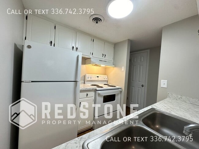 Building Photo - 2 Bedroom, 1.5 Bath - Townhome