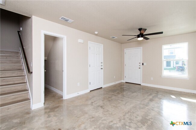 Foto del edificio - 806 Meadow Cir