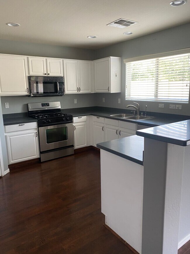 Building Photo - Beautiful 4 Bedroom - 2.5 Bath - 2750 Sq. ...