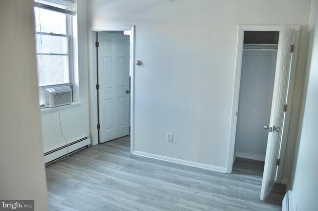 Building Photo - 424 E Girard Ave