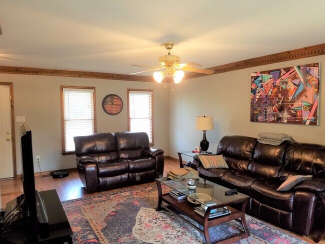 Building Photo - 4 bed room home in Midlothian with fenced rear yard