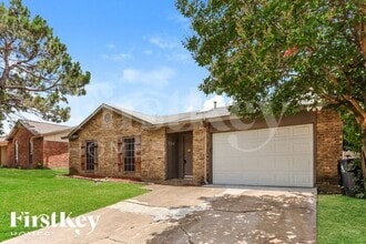 Building Photo - 818 Sandalwood Ln