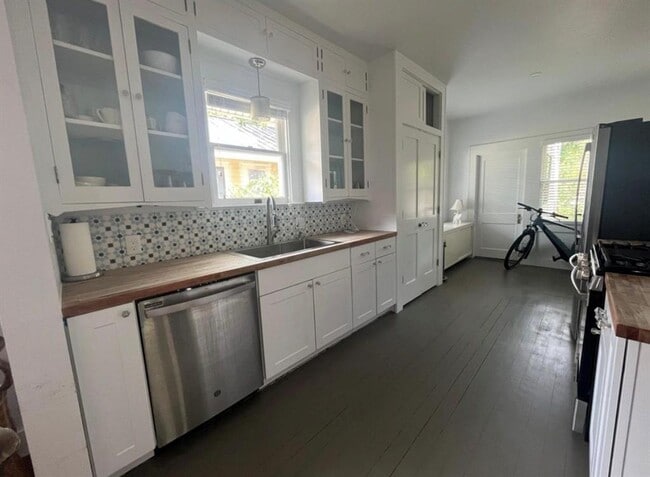 Building Photo - 3013 West Ave