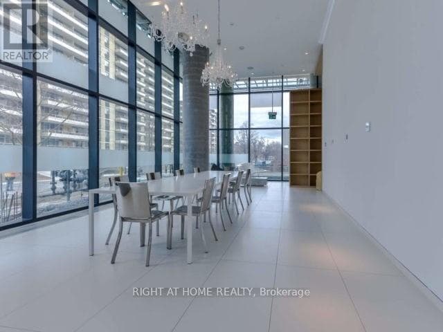 Building Photo - 185 Roehampton Ave