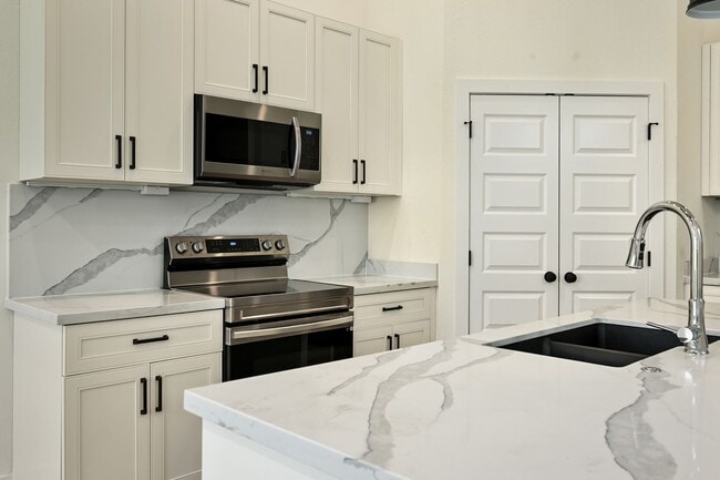 Building Photo - Twin Villa Single Car Garage