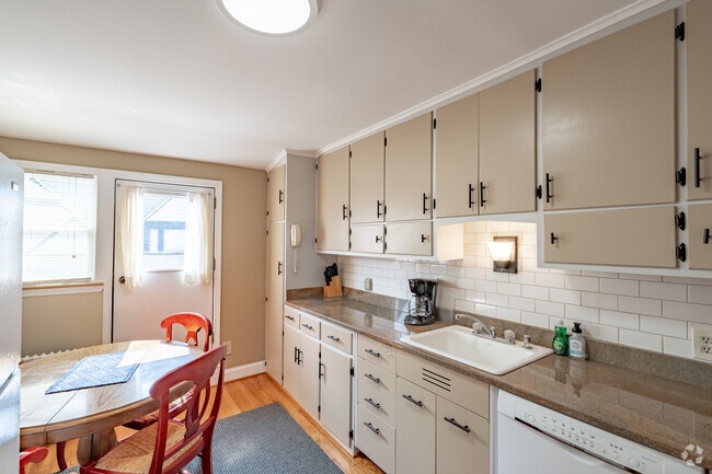 2R, 1BA - 900SF - Cocina - 585 W Ferry St